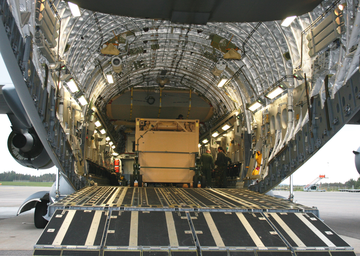 Raf c-17. авиаперевозка грузов. Aircraft load. грузовой самолет телескопический. Wing lift container carrier.